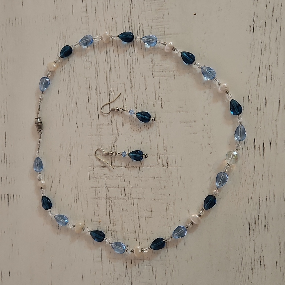 Beautiful  quartz vintage Glass necklace and earrings with real perals
